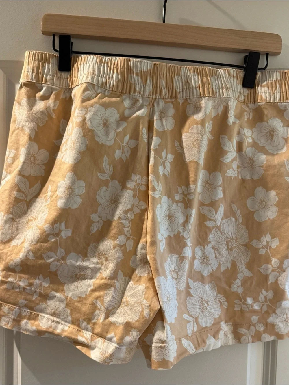 JACHS Girlfriend Women's Floral Flat-Front Shorts - Cream on Tan